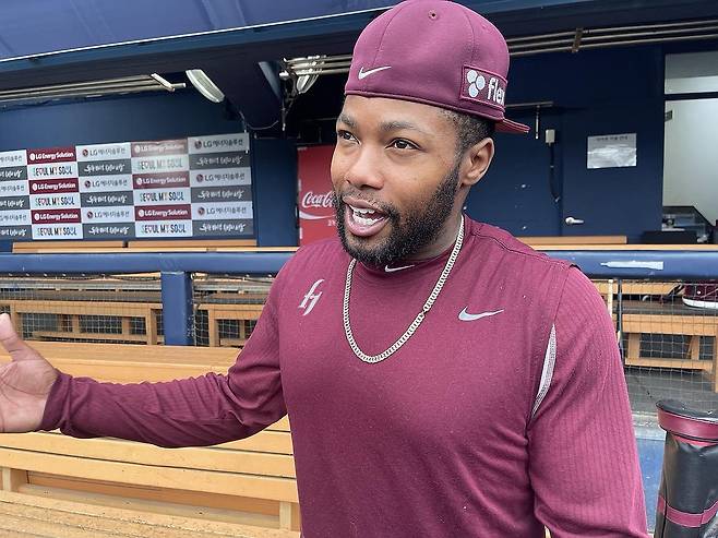 인터뷰하는 로니 도슨 (서울=연합뉴스) 이대호 기자 = 프로야구 키움 히어로즈 외야수 로니 도슨(28)이 지난 14일 서울 송파구 잠실구장에서 취재진과 인터뷰하고 있다. 2024.5.16 4bun@yna.co.kr