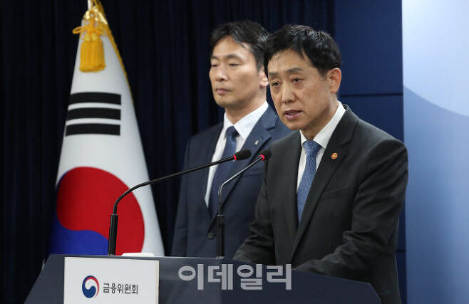 김주현(오른쪽) 금융위원장과 이복현 금융감독원장 모습. (사진=노진환 기자)