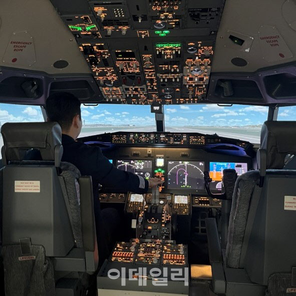 조종 훈련을 진행 중인 이스타항공 운항 승무원.(사진=이스타항공)