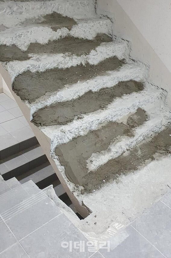 대구의 한 신축 아파트에서 법적 기준을 맞추기 위해 계단을 깎아 논란이 일었다. (사진=온라인 갈무리)