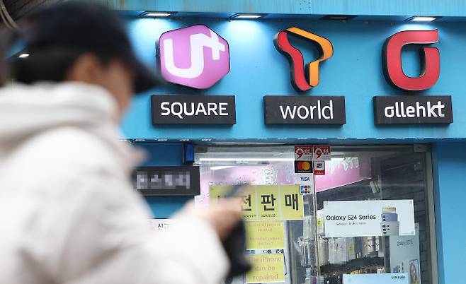 지난 2월 이동통신 3사가 삼성전자의 주력 스마트폰인 갤럭시 S24 시리즈 공시지원금을 일제히 올린 가운데 서울의 한 휴대폰 판매점의 모습.(사진=연합뉴스)