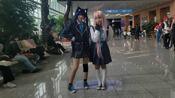 - 학교를 땡땡이치고 온 호시노와 세리카