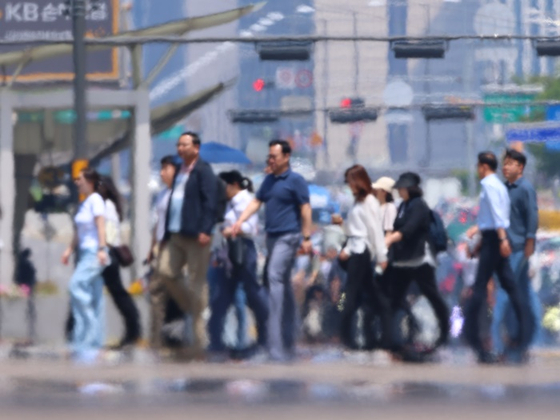 초여름 날씨를 보인 지난 23일 오후 서울 영등포구 여의대로 위로 지열에 의한 아지랑이가 피어오르고 있다. 〈사진=연합뉴스〉