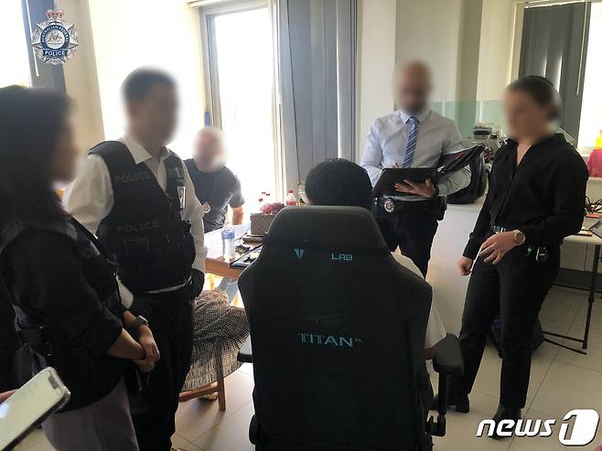서울경찰청 관계자와 호주 경찰이 23일(현지시간) 호주 시드니 교외에 있는 미성년자 등 여성 성착취물을 제작·유포한 텔레그램 '제2n번방'의 주범 엘의 주거지에서 체포하고 있다. 제2n번방 사건은 지난 2020년 사회적으로 공분을 부른 'n번방 사건'과 유사한 미성년자 성착취 사건으로 이들 용의자는 미성년자인 피해자들에게 메신저 텔레그램으로 접근해 성착취물을 제작해 유포한 것으로 알려졌다. (서울경찰청 제공) 2022.11.25/뉴스1