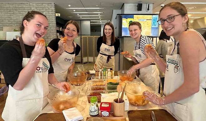 방한한 미국 조지아대학교 학생들이 23일 서울 중구 샘표 본사 1층의 '우리맛공간'에서 한국 음식을 만들고 있다.(샘표 제공)