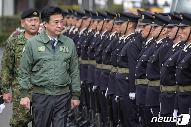 7일 일본 지바현 후나바시의 나라시노기지에서 기하라 미노루 방위상이 미국·영국·캐나다·독일 등과의 합동군사훈련 시작 전 기념식에서 대원들을 바라보고 있다. 2024.01.07/ ⓒ AFP=뉴스1 ⓒ News1 권진영 기자