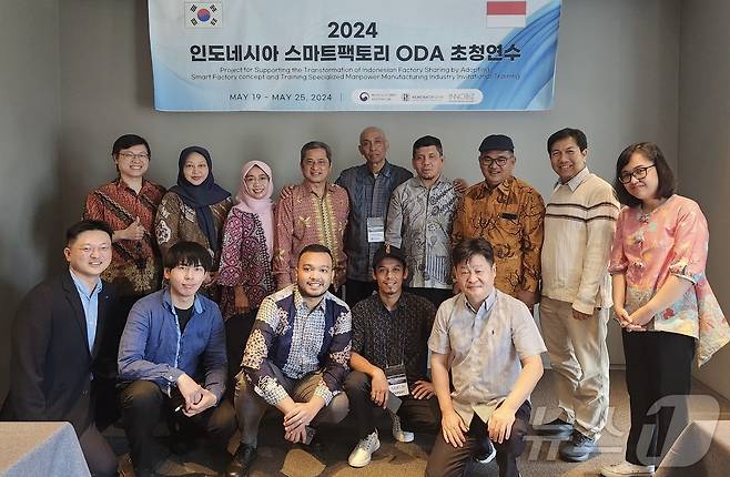 인도네시아 스마트팩토리 ODA 초청연수에 참석한 현지 전문가 및 정부 관계자가 기념사진을 촬영하고 있다.(이노비즈협회 제공)