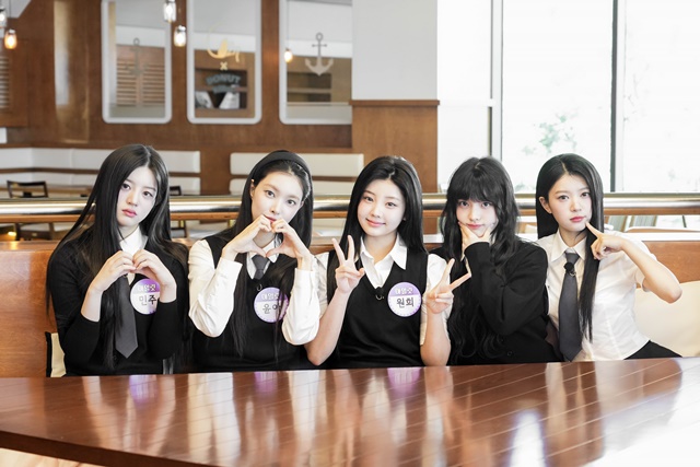 아일릿 멤버 원희(왼쪽에서 세 번째)가 '아는 형님'에서 "고1 때 고속터미널에서 캐스팅 제안을 받았다"고 밝힌다, /JTBC