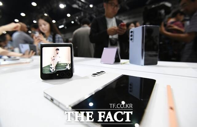 삼성전자가 오는 7월 10일 프랑스 파리에서 '갤럭시 언팩'을 열고 폴더블폰 신제품을 공개한다. 사진은 지난해 출시된 '갤럭시Z플립5'와 '갤럭시Z폴드5'. /박헌우 기자