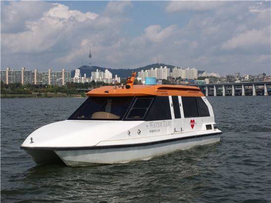 한강 수상택시 외부 모습.