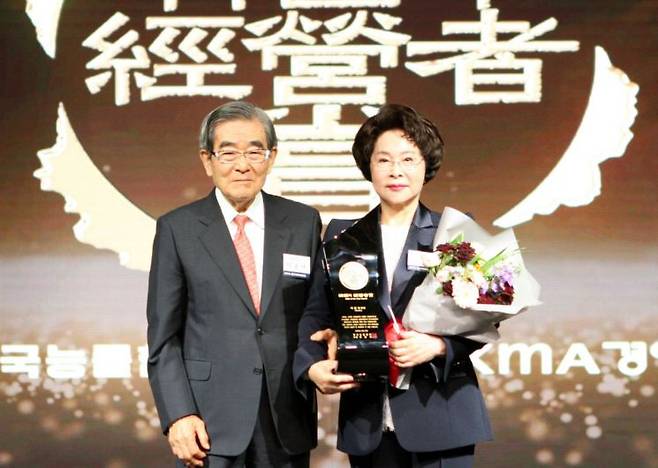 이길여 가천대 총장이 24일 한국능률협회의 '한국의 경영자상'을 수상한 뒤 기념사진을 찍고 있다.