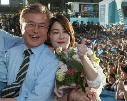 문재인 전 대통령과 장녀 다혜씨가 2017년 대선 당시 광화문 광장 유세에서 함께 포즈를 취하고 있다.