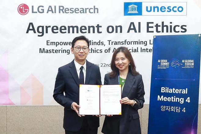 LG AI연구원과 유네스코가 22일 AI 서울 정상회의가 열린 서울 한국과학기술연구원에서 AI 윤리 플랫폼을 함께 만들기 위한 협약을 체결했다. 왼쪽부터 배경훈 LG AI연구원장, 김수현 유네스코 아태지역사무소장. /LG 제공