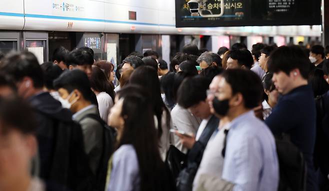 서울 지하철 4호선 서울역 승강장이 출근하는 시민들로 붐비고 있다./뉴스1