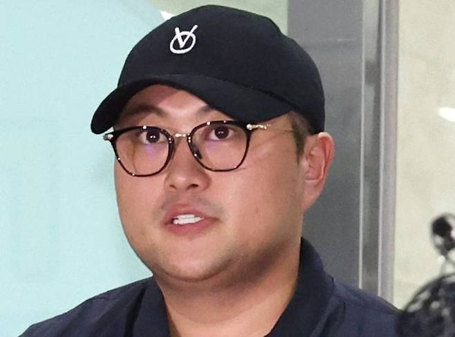 '음주 뺑소니' 혐의를 받고 있는 가수 김호중 씨가 지난 21일 오후 서울 강남경찰서에서 진행된 경찰 조사를 마치고 발걸음을 옮기고 있다. ⓒ데일리안 방규현 기자