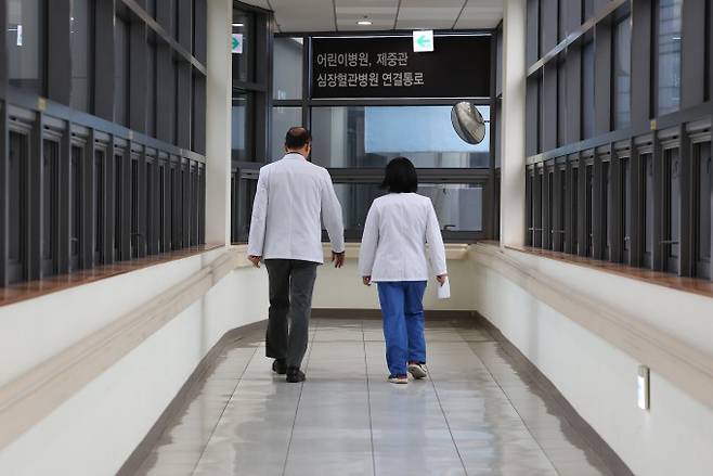 의정갈등이 이어지고 있는 24일 오전 서울 시내 한 대형병원에서 의료진이 이동하고 있다. 연합뉴스 제공