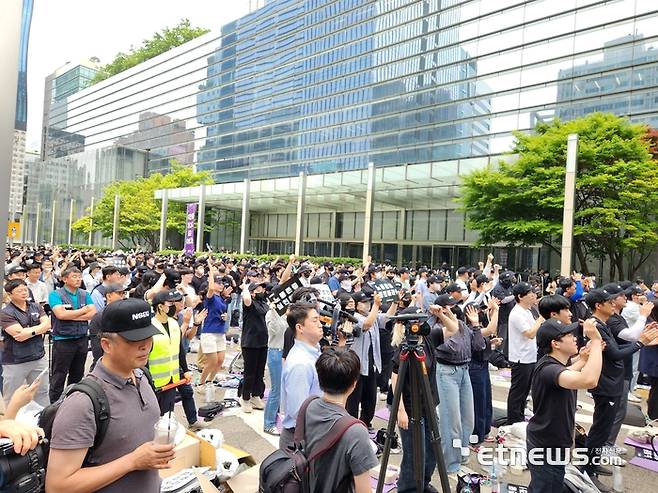 24일 삼성전자 노조 행사에 삼성전자 직원들이 참여하고 있다. 김신영 기자