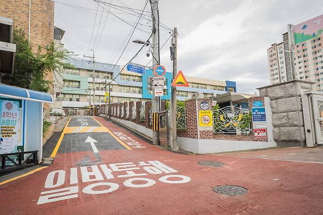 서울 양천구 내 한 초등학교 앞에 통학로가 표시돼 있다. 양천구청 제공