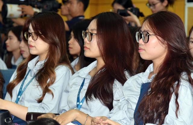 지난달 22일 베트남 하노이 외교아카데미에서 열린 동남아시아국가연합(ASEAN·아세안) 사무총장과 청년들과의 대화에 참석한 여학생들이 토론에 집중하고 있다. 하노이=허경주 특파원