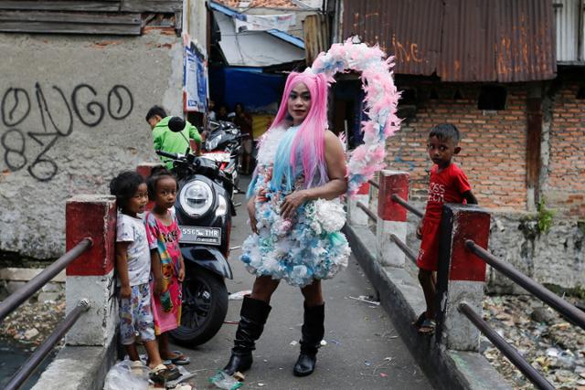 지난해 12월 인도네시아 자카르타의 한 전통시장에서 열린 '트랜스 슈퍼영웅 패션쇼'에서 트랜스젠더 여성 아구스티나가 포즈를 취하고 있다. 자카르타=로이터 연합뉴스 자료사진