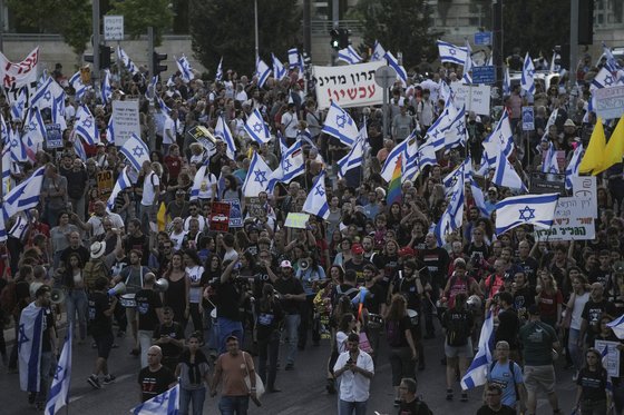 20일 이스라엘 의회 크네세트 밖에서 사람들이 베냐민 네타냐후 이스라엘 총리 정부에 반대하는 시위를 벌이고 하마스 무장세력이 가자지구에 억류하고 있는 인질들의 석방을 요구하고 있다. AP=연합뉴스