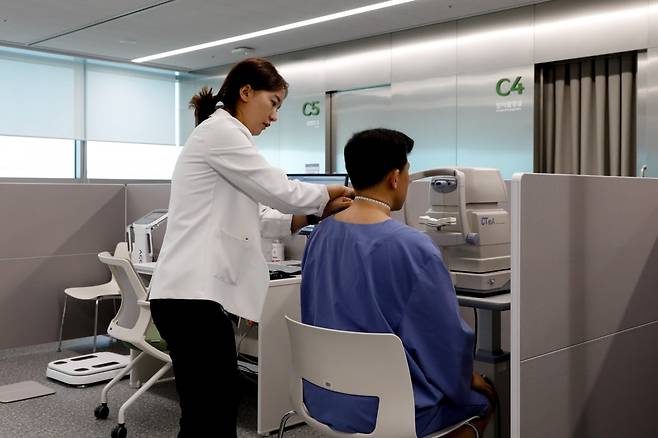 대한항공 본사 항공의료센터에서 열린 대한항공 안전운항시설 및 안전관리체계 소개 행사에서 관계자들이 관련 검사를 하고 있다./사진=뉴스1