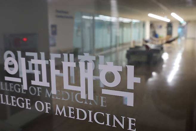 27년 만의 의대 입학정원 증원이 확정된 24일 서울 시내 한 의과대학 자습실이 비어 있다. 연합뉴스