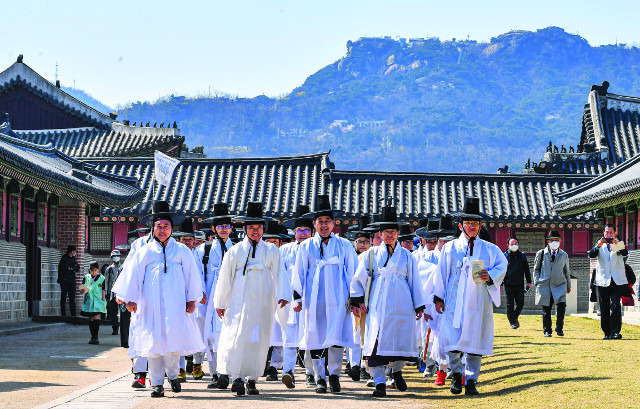 지난 3월 27일 서울 종로구 경복궁에서 열린 ‘퇴계선생 귀향길 걷기’ 행사 참석자들이 선비 차림을 하고 안동 도산서원을 향해 출발하고 있다. ‘영남 선비들, 정조를 울리다’는 230여년 전인 1792년 영남 사림의 집단 상소 운동을 다큐멘터리처럼 보여주는데, 당시 선비 대표들은 안동서원 등에서 출발해 한양으로 향했다. 이한결 기자