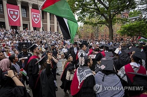 졸업식장서 퇴장하는 하버드대 졸업생. [사진 출처 = 연합뉴스]