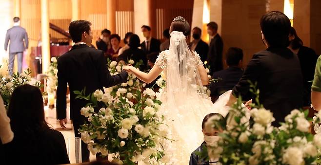 서울시내 한 예식장에서 한 부부가 결혼식을 올리고 있다. [김호영 기자]
