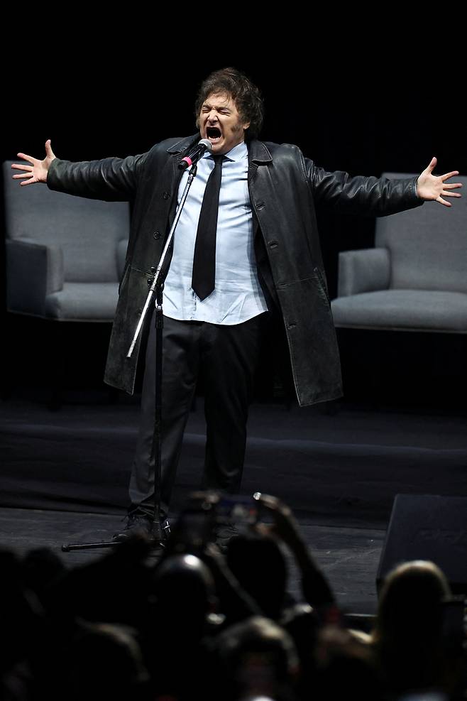 하비에르 밀레이 대통령이 록콘서트에서 노래를 열창하고 있다. [로이터연합]