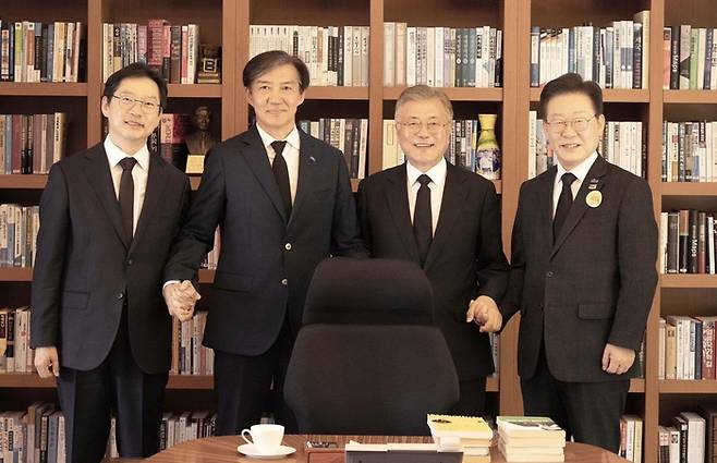고 노무현 전 대통령의 15주기 추도식이 열린 지난 23일 경남 김해 봉하마을 노 전 대통령 사저에서 문재인 전 대통령과 이재명 더불어민주당 대표, 조국 조국혁신당 대표, 김경수 전 경남지사가 만나 기념촬영을 하고 있다. [사진 출처 = 조국 조국혁신당 대표 페이스북]