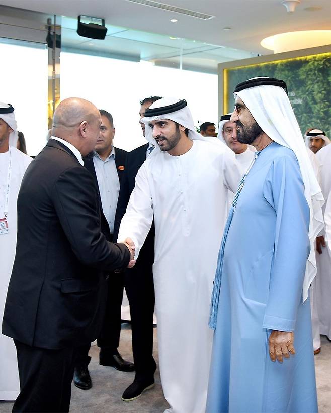 한 행사에 참여한 두바이 통치자인 알막툼 부자. 가운데가 아들이고 오른쪽이 아버지다. @emirates instagram