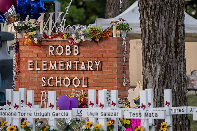 2022년 5월 24일 총기 난사 사건이 벌어진 미국 텍사스 유발디의 롭 초등학교 밖에 세워진 임시 기념비 모습./AFPBBNews=뉴스1