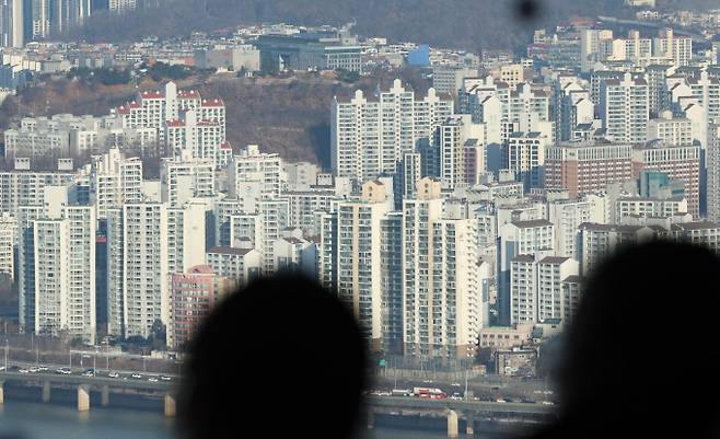 서울 강남 아파트 전세가 1년 새 2억 가까이 뛴 것으로 나타났다. 사진은 서울시내 한 아파트 밀집 지역. /사진=뉴시스