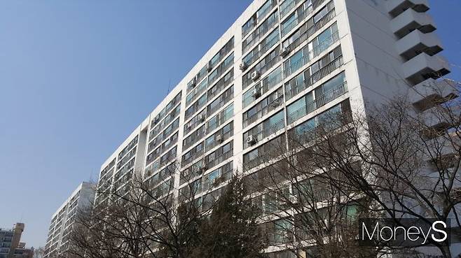 서울 강남구 일원동 개포한신아파트가 최고 35층 규모의 아파트로 재건축 될 예정이다. /사진=김창성 기자