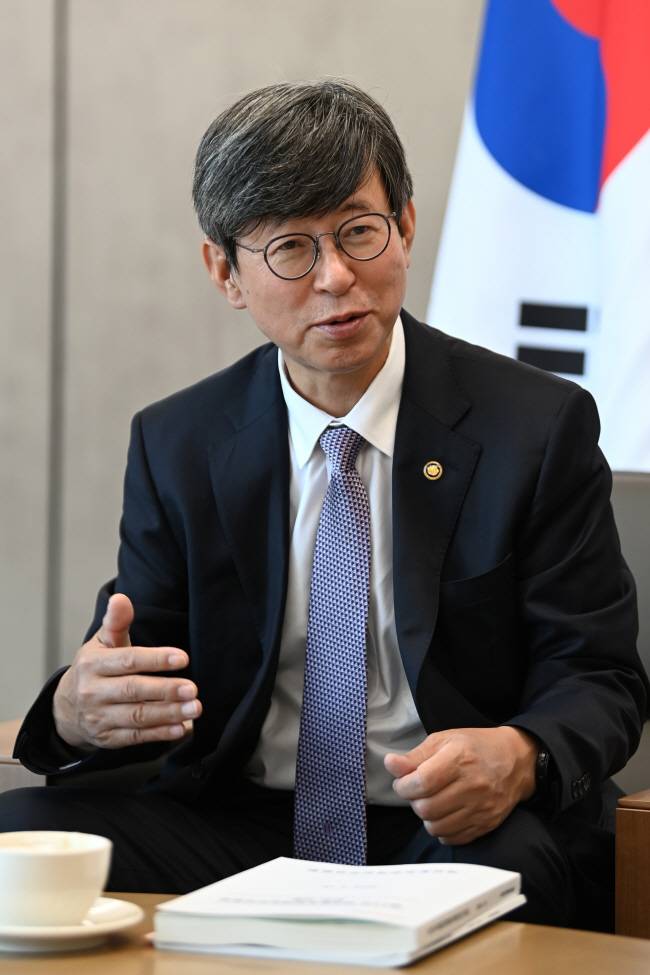 이기철 재외동포청장이 취임 1주년을 앞둔 지난달 18일 인천 연수구 재외동포청 청장실에서 문화일보와 인터뷰를 하며 재외동포와 모국 간 동반성장을 강조하고 있다.   문호남 기자