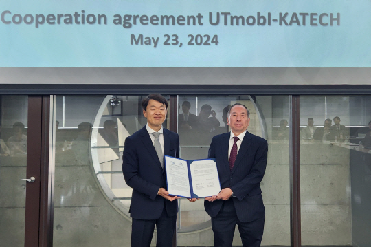 한자연-일본 도쿄대 UTmobI MOU 체결 한국자동차연구원은 24일 최근 일본 도쿄대 UTmobI(Mobility Innovation Collaborative Research Organization, The University of Tokyo) 연구소와 함께‘미래 모빌리티 기술 혁신 및 민간교류 확대를 위한 업무협약(MOU)’을 체결했다. 지난 23일(현지시각) 나승식(왼쪽) 한자연 원장과 스다 요시히로(오른쪽) UTmobI 연구소장이 일본 지바현에 위치한 도쿄대 카시와캠퍼스에서 개최된 MOU 서명식에서 기념 촬영을 하고 있다. 한국자동차연구원 제공.