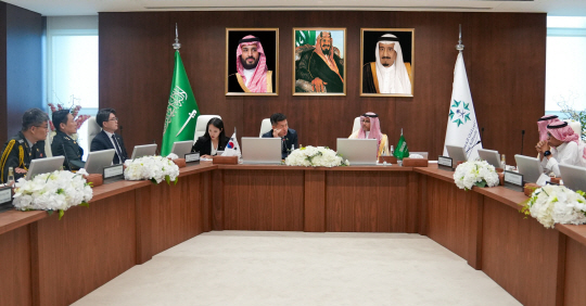 석종건(오른쪽 세번째) 방위사업청장이 사우디아라비아에서 살레 알 아킬리(오른쪽 두번째) 군수산업청 부청장을 만나고 있다. 방위사업청 제공