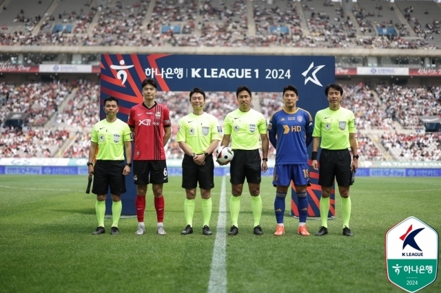 김희곤 심판(가운데)/한국프로축구연맹
