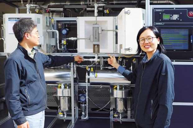 김영(오른쪽) 한국기계연구원 박사가 개발한 마이크로채널반응기에 대해 설명하고 있다. [한국기계연구원 제공]