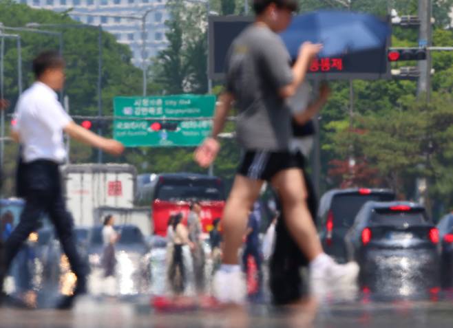 전국적으로 초여름 날씨를 보인 23일 오후 서울 영등포구 여의대로 위로 지열에 의한 아지랑이가 피어오르고 있다. [연합]