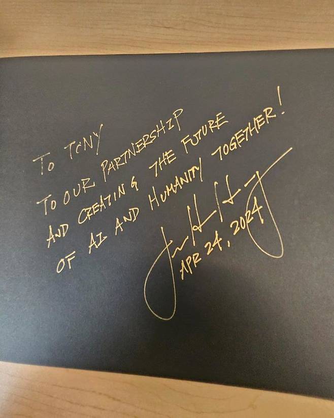 [서울=뉴시스]최태원 SK그룹 회장이 24일(현지 시각) 미국에서 젠슨 황 엔비디아 최고경영자(CEO)와 만나 인공지능(AI) 분야에서 협력을 모색했다. (사진=최태원 회장 인스타그램 캡쳐) photo@newsis.com *재판매 및 DB 금지