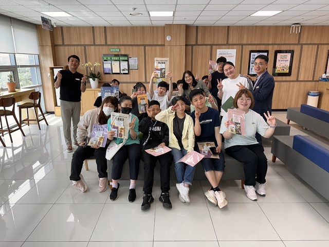 전남 순천선혜학교 학생들이 순천농협 봉화지점에서 금융교육을 받으며 즐거워하고 있다.