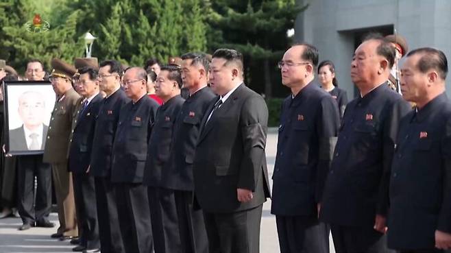 김기남의 장례식에서도 대부분의 고위 간부들은 인민복을 입은 반면 김정은은 양복을 입었다.