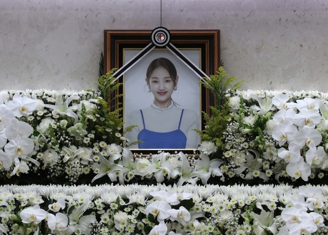지난달 15일 서울 송파구 서울아산병원 장례식장에 마련된 가수 박보람 빈소에 고인의 영정사진이 놓여 있다. 뉴스1
