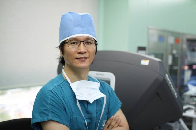 홍성후 서울성모병원 비뇨의학과 교수가 로봇수술기 앞에서 포즈를 취하고 있다. 사진 제공=서울성모병원
