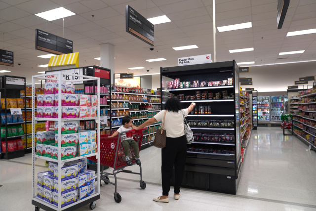 미국 캘리포니아주 로스앤젤레스의 한 슈퍼마켓에서 고객이 물건을 고르고 있다. 5월 들어 미국의 기업 활동이 서비스업과 제조업 모두 재점화하는 것으로 나타나면서 기준금리 인하 전망이 위축되고 있다. EPA연합뉴스