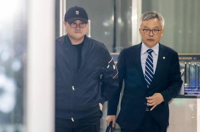 '음주 뺑소니' 혐의를 받는 트로트 가수 김호중이 5월21일 오후 서울 강남경찰서에서 조사를 마친 뒤 귀가하고 있다. ⓒ연합뉴스