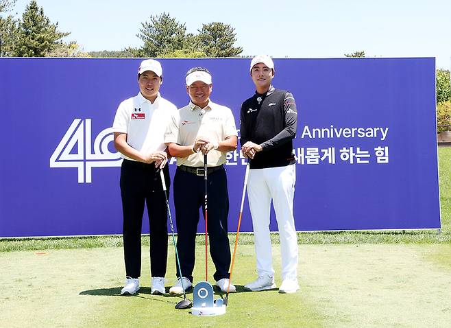 최경주 프로(가운데) 와 이승민(왼쪽), 김한별 프로가 ‘SKT 채리티 오픈’에서 함께 포즈를 취하고 있다.      |SKT